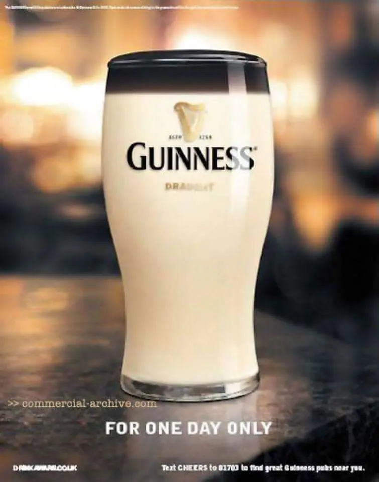 Anuncio de Guinness con una pinta de color invertido y el lema «For one day only»