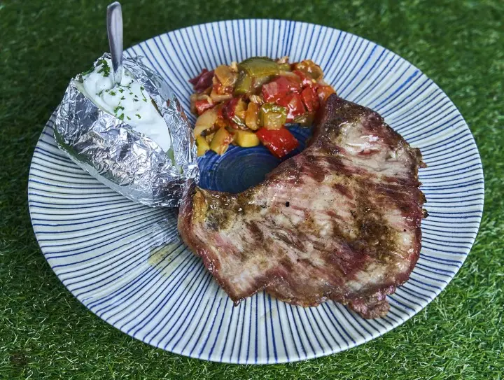 Filete de ternera a la plancha con patata asada en papel de aluminio y verduras salteadas