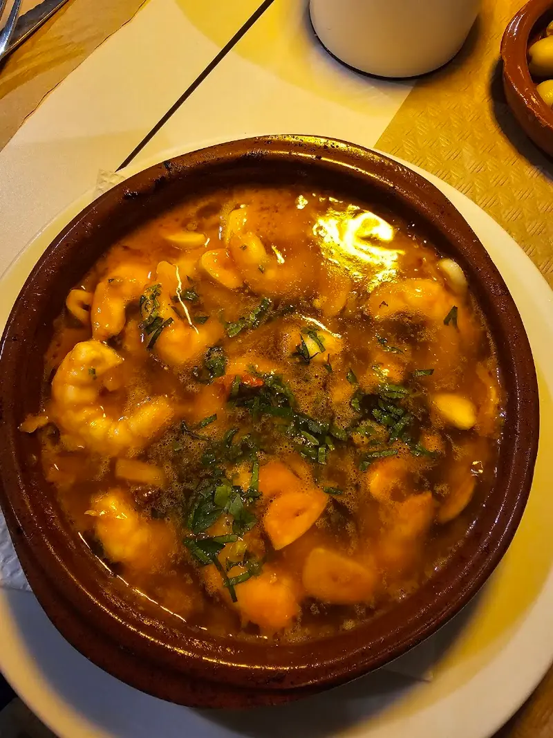 Gambas al ajillo en cazuela de barro con perejil picado en Trébol