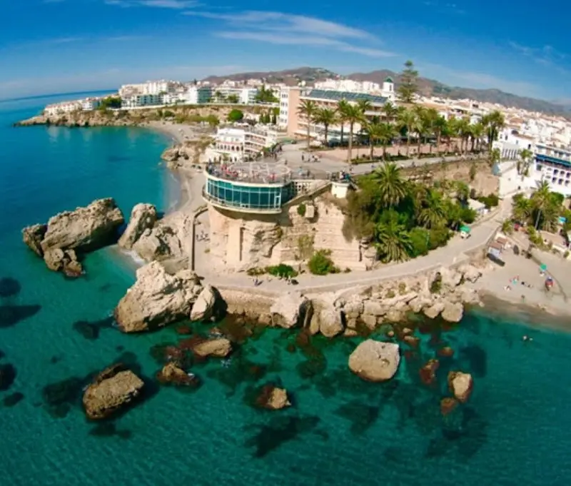 Vista aérea del Balcón de Europa en Nerja, con rocas en el agua turquesa y las playas al lado