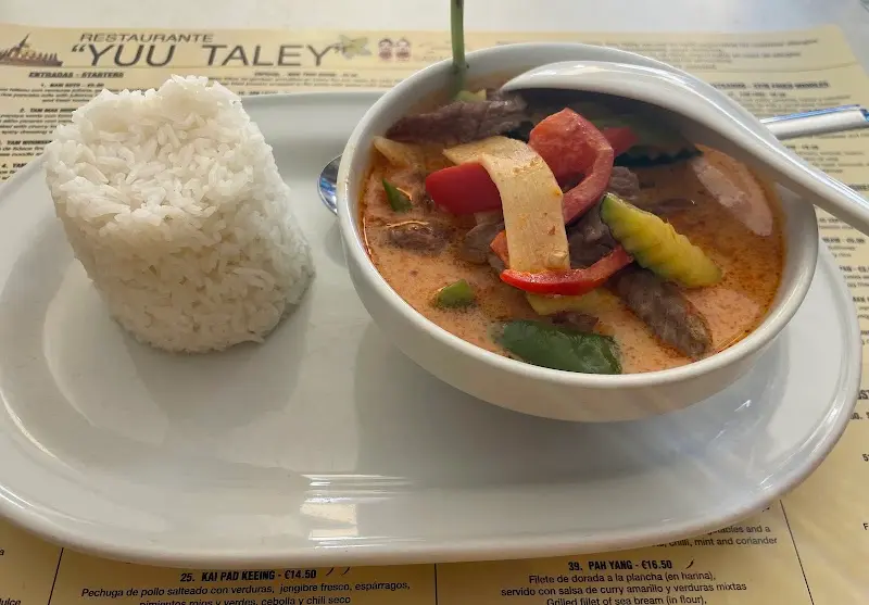 Curry rojo tailandés con ternera, pimientos y brotes de bambú, con arroz blanco
