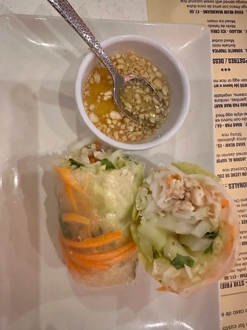 Rollitos frescos de papel de arroz con verduras y salsa de cacahuete