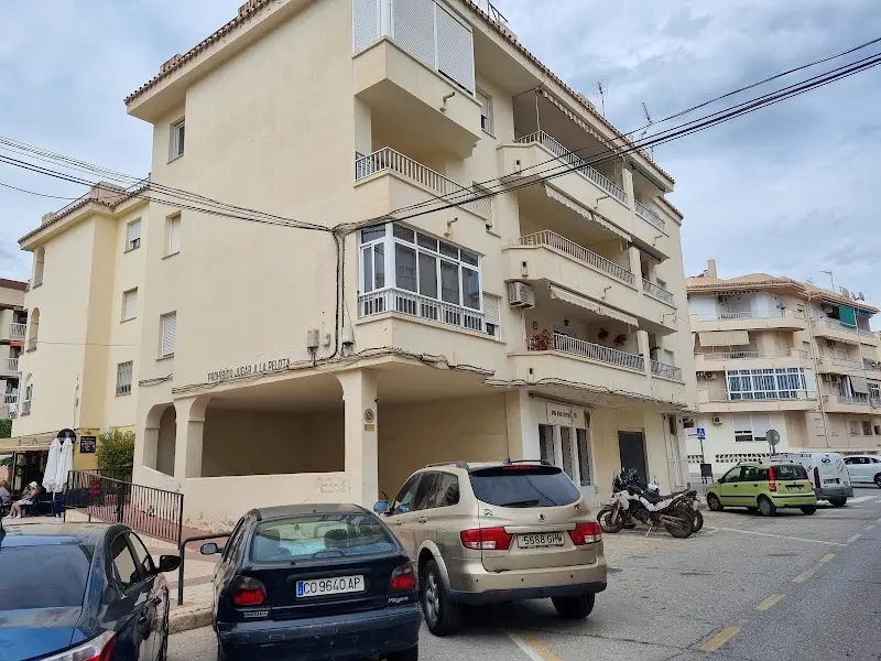 Edificio de color crema con balcones y mirador acristalado donde se encuentra Wonder Rooms