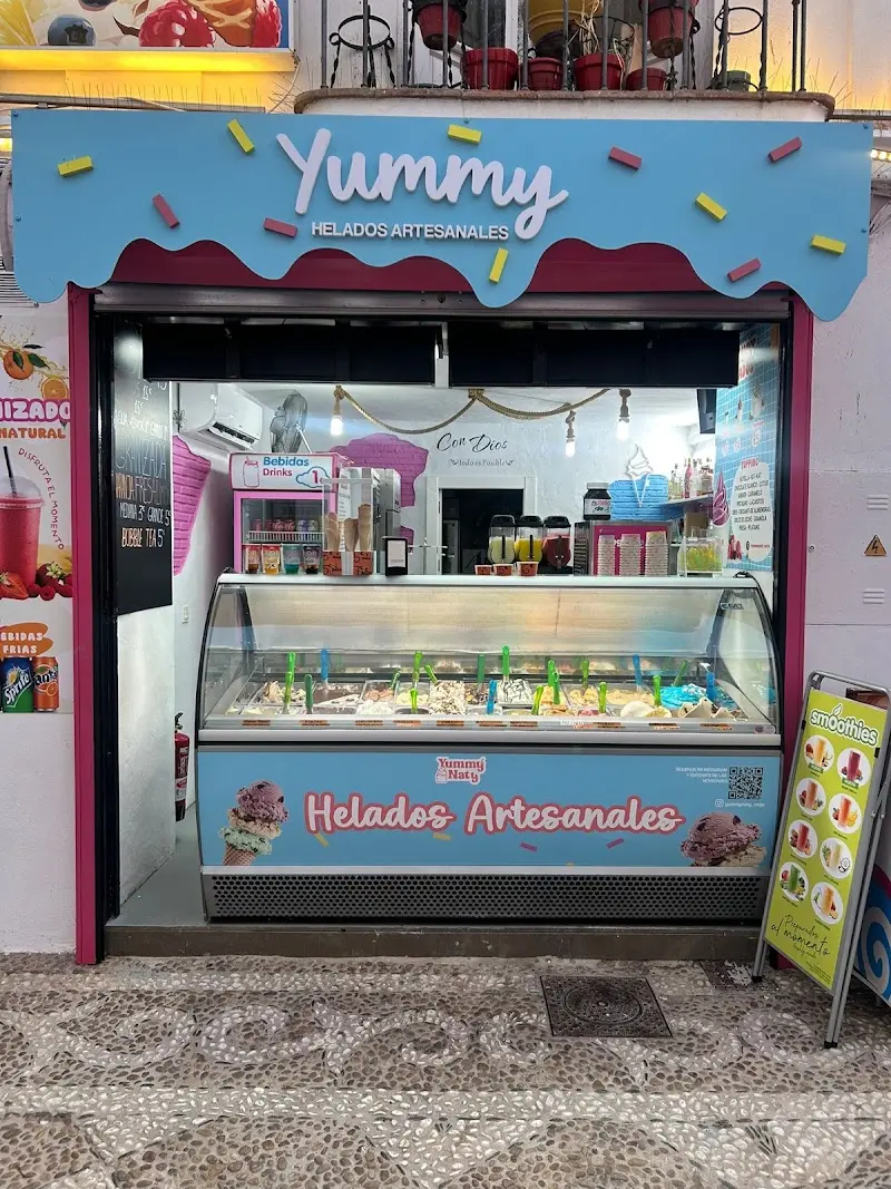 Mostrador de helados artesanales de Yummy Naty con vitrina y cartel de smoothies