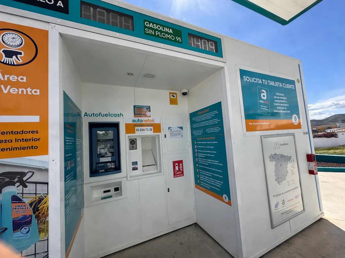 Cajero de pago automático Autofuelcash con el precio de la gasolina sin plomo 95 en el panel