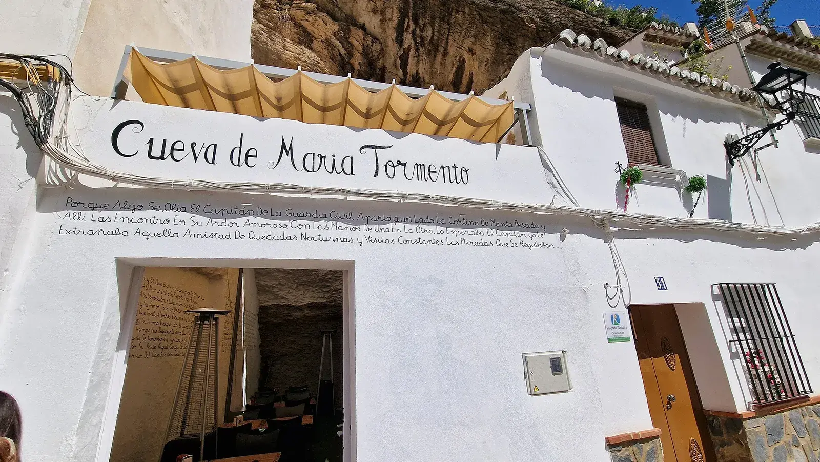 Casa encalada de la Cueva de María Tormento en Setenil, construida bajo el saliente de roca