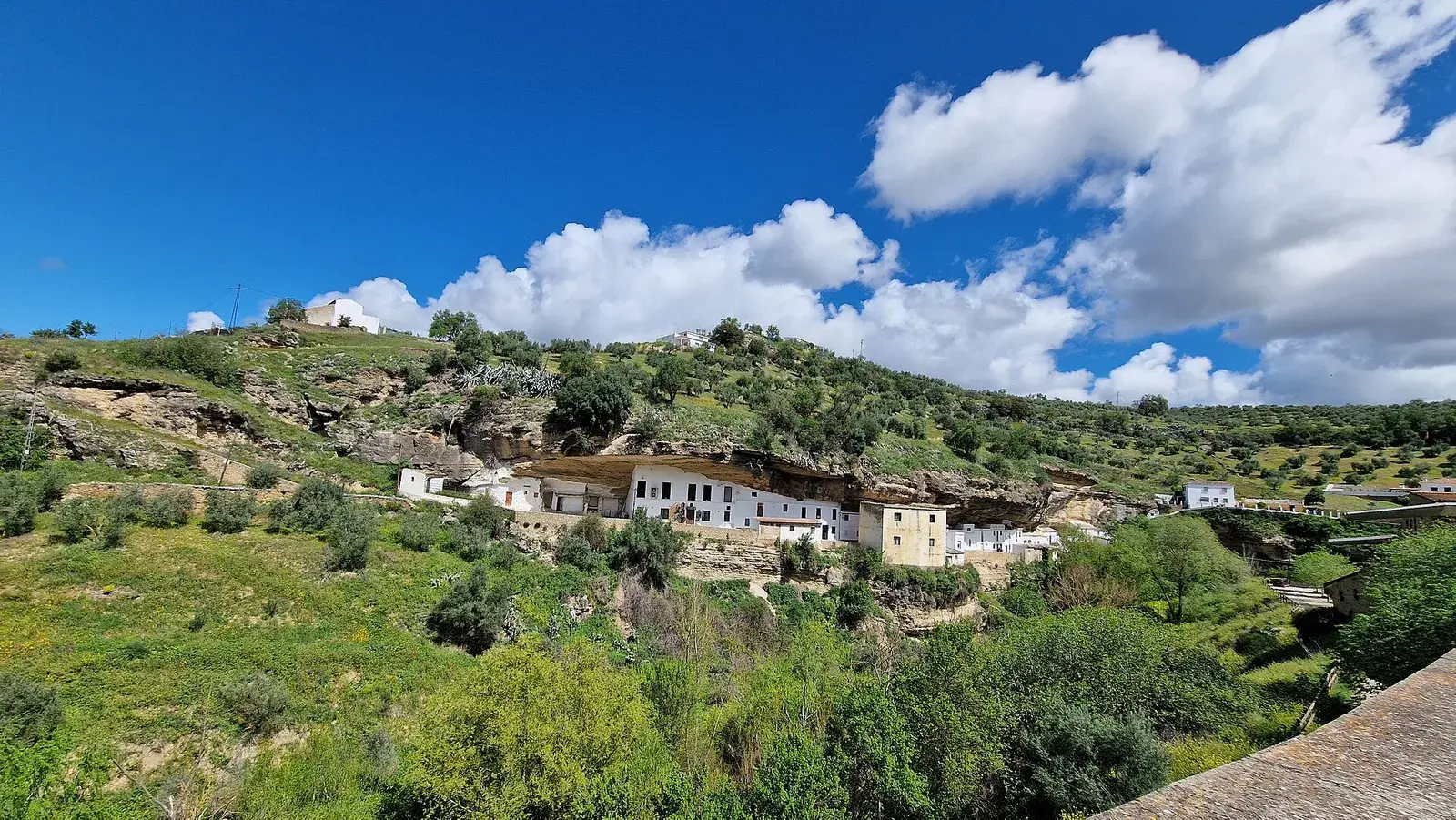 Setenil de las Bodegas, con sus casas blancas encajadas bajo la roca entre olivos y huertas