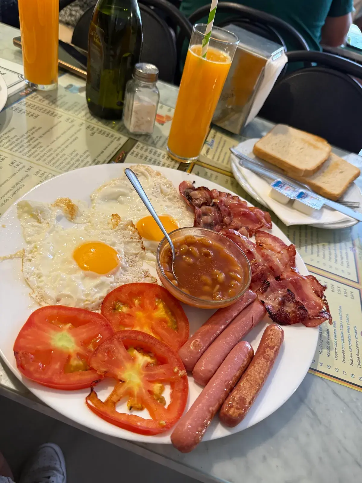 Desayuno inglés con huevos, beicon, salchichas, tomate y alubias en la Cafetería Snack Aloha