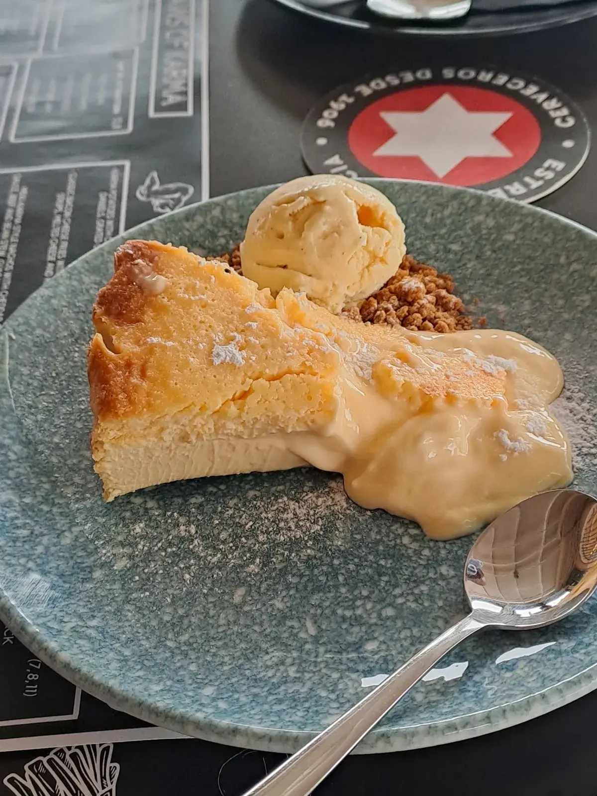Porción de tarta con bola de helado en Food Karma Gastro