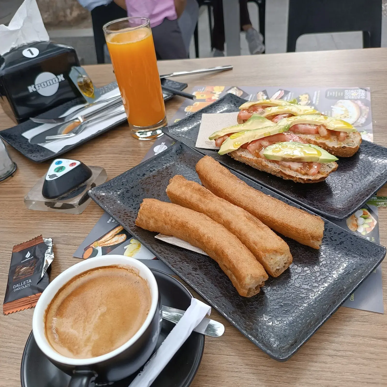 Desayuno con porras, café, tostadas y zumo de naranja en el Kronox Café