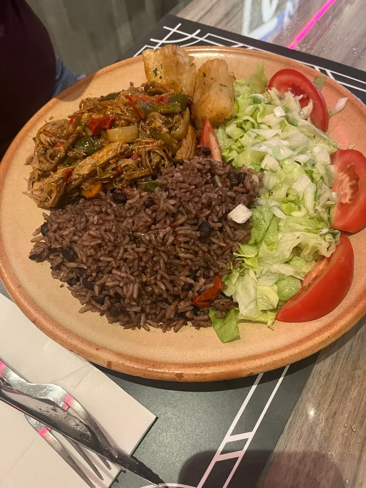 Plato cubano con carne guisada, arroz moro y ensalada en El Tocororo