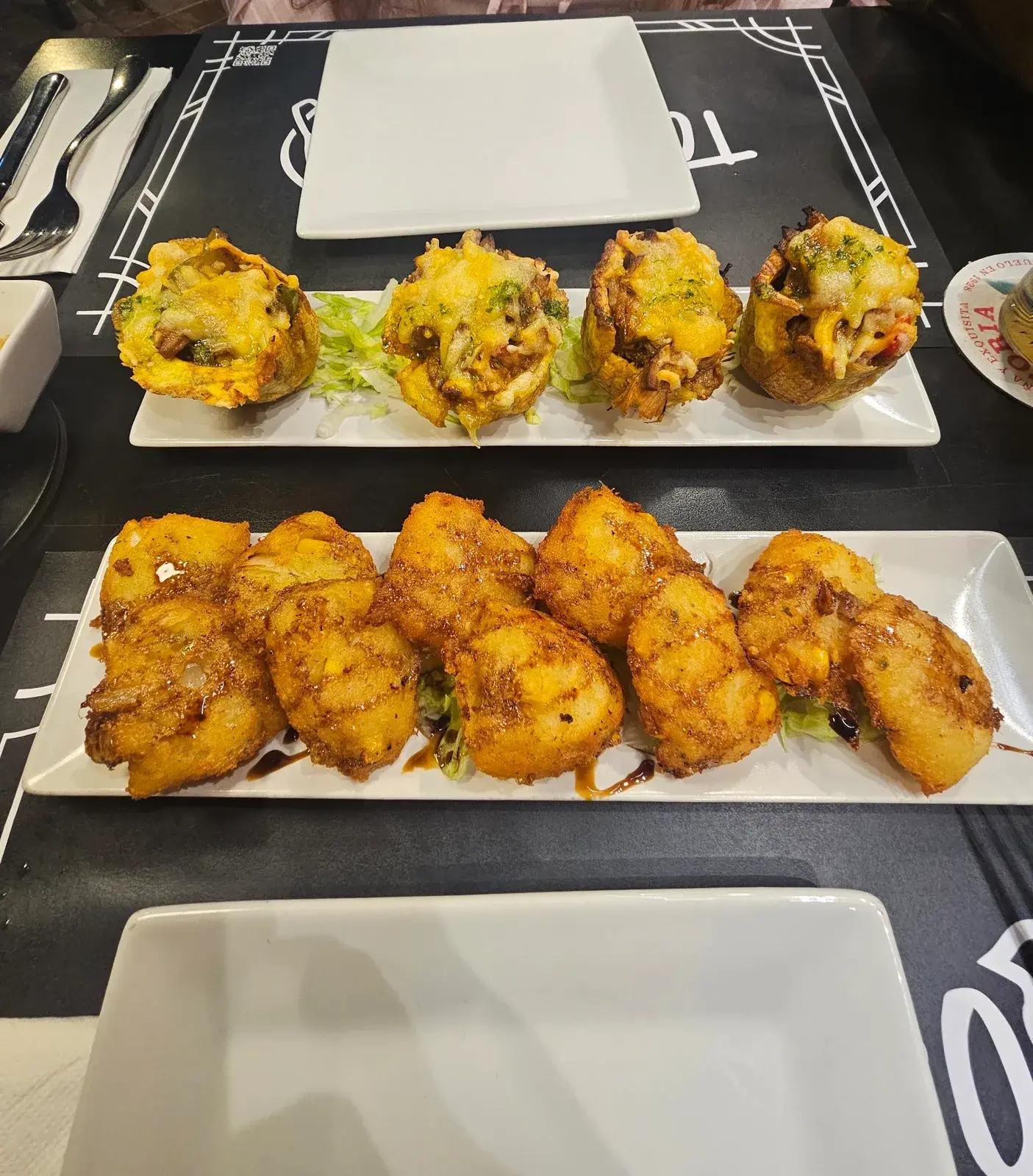 Patatas rellenas gratinadas y plátano frito en El Tocororo