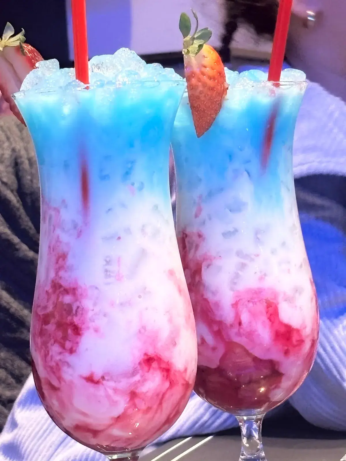 Dos cócteles azules y rojos con fresa en El Tocororo