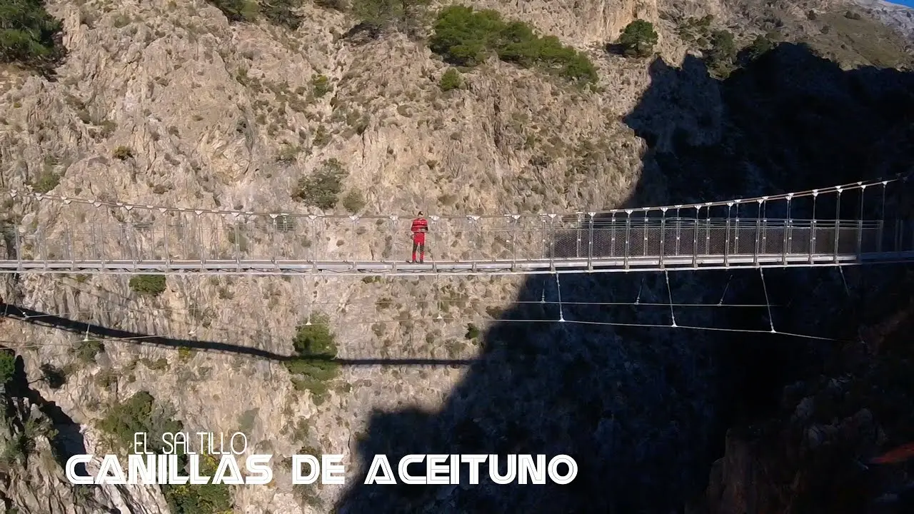 El Saltillo: puente colgante desde Canillas de Aceituno