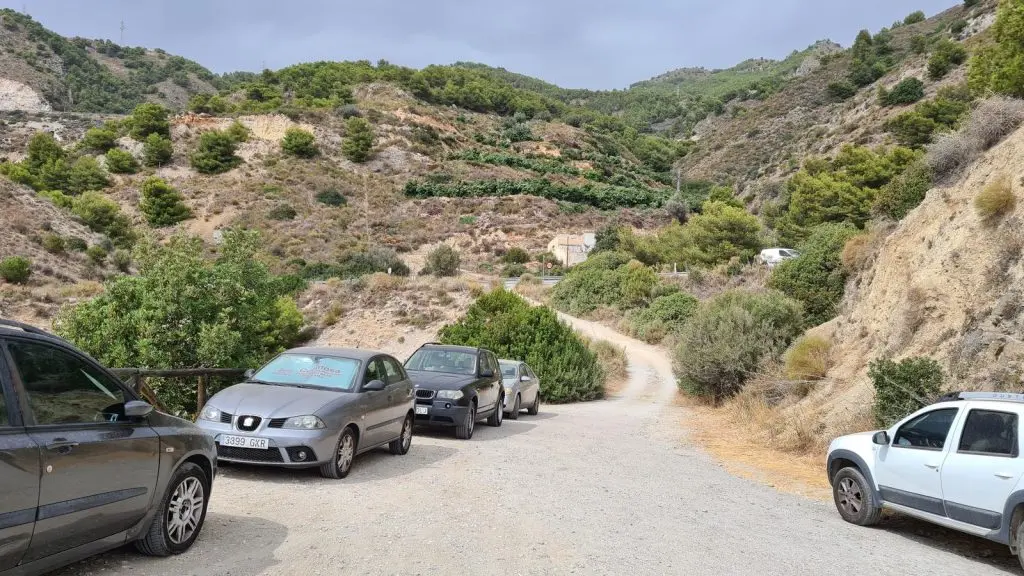 Parking de Playa de las Alberquillas Zona de aparcamiento cerca de Playa de las Alberquillas en Nerja — foto 1