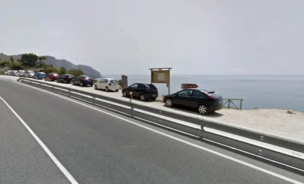 Parking de Cala Torre del Pino Zona de aparcamiento cerca de Cala Torre del Pino en Nerja — foto 1