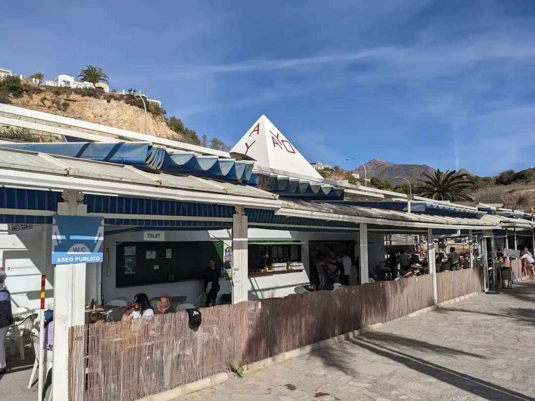 Chiringuito de Ayo en la playa de Burriana, Nerja