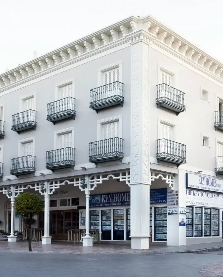 Hotel Plaza Cavana de Nerja, en el solar del ayuntamiento de la serie