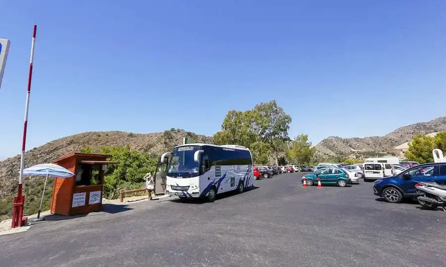 Parking de Playa Nudista de Cantarriján Zona de aparcamiento cerca de Playa Nudista de Cantarriján en Nerja — foto 1