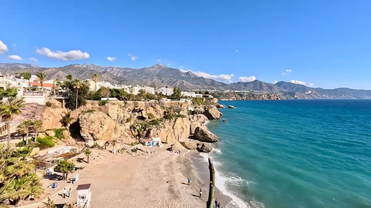 Presupuesto para unas vacaciones en Nerja: cuánto cuesta según tu estilo