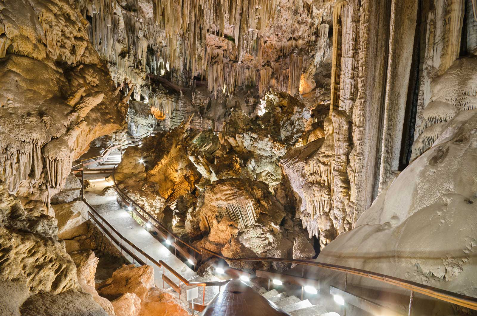 Interior de la Cueva de Nerja con grandes formaciones
