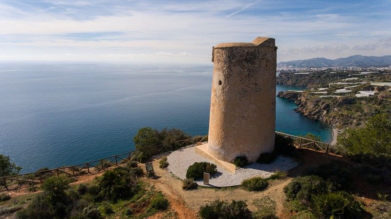 Torre vigía de Maro sobre el acantilado