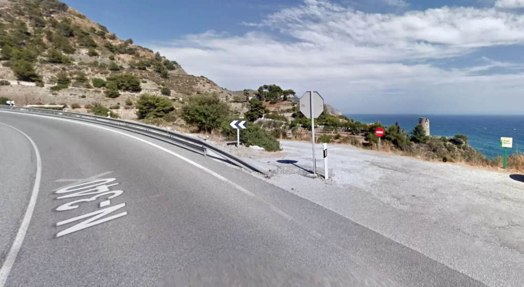Desvío y aparcamiento de la cala de la Torre del Pino en la N-340