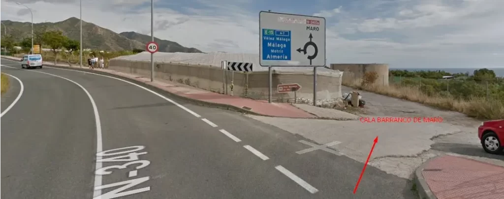 Desvío desde la N-340 a la cala del Barranco de Maro
