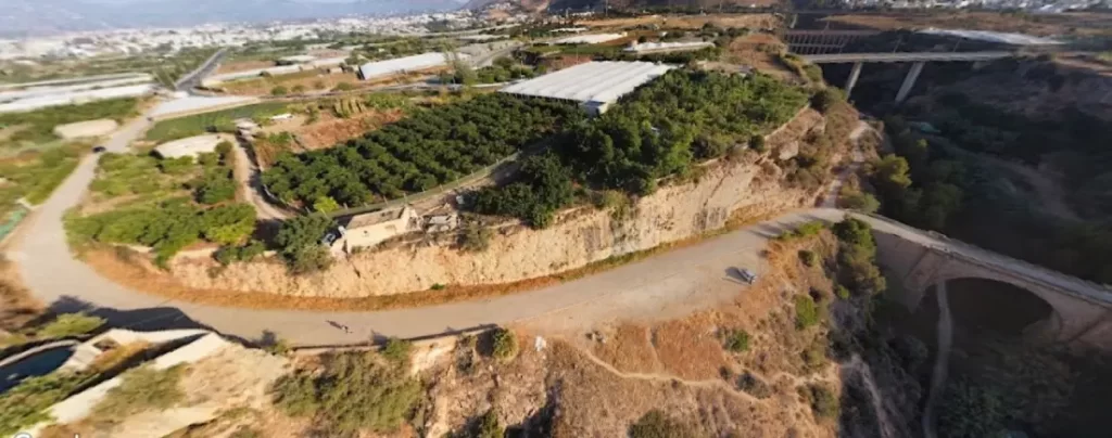 Vista aérea del puente y el barranco de Maro