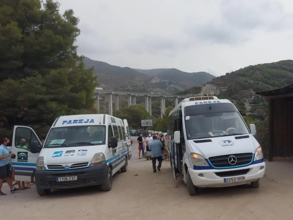 Microbuses que bajan del aparcamiento a la playa del Cañuelo