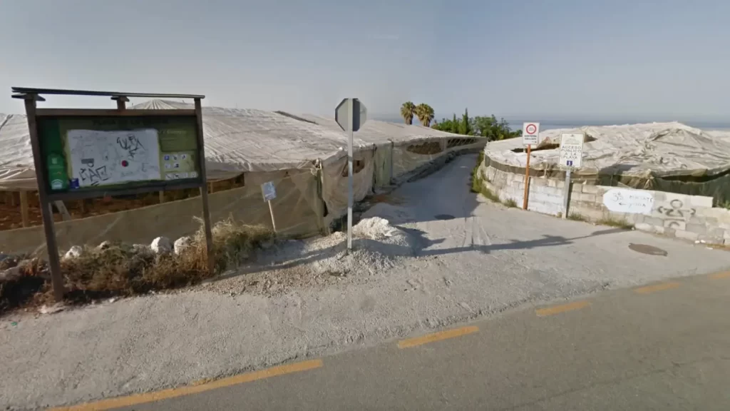 Desvío a la Caleta de Maro desde la carretera de la playa de Maro