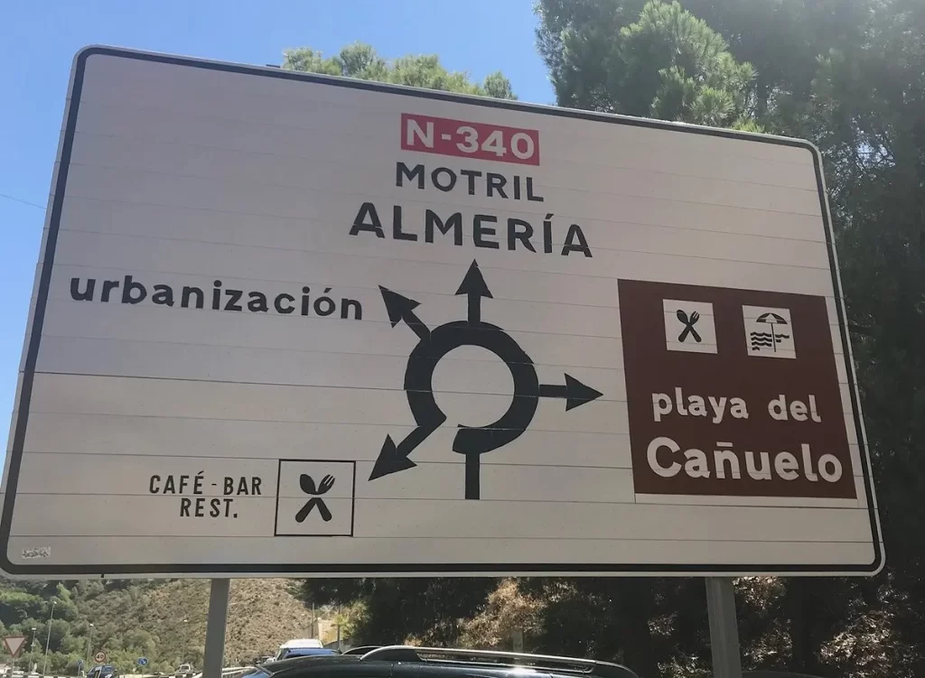 Cartel de la rotonda de la N-340 con la salida a la playa del Cañuelo