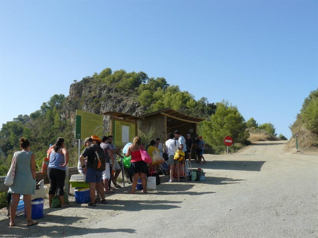Parada del microbús en el aparcamiento de la playa del Cañuelo