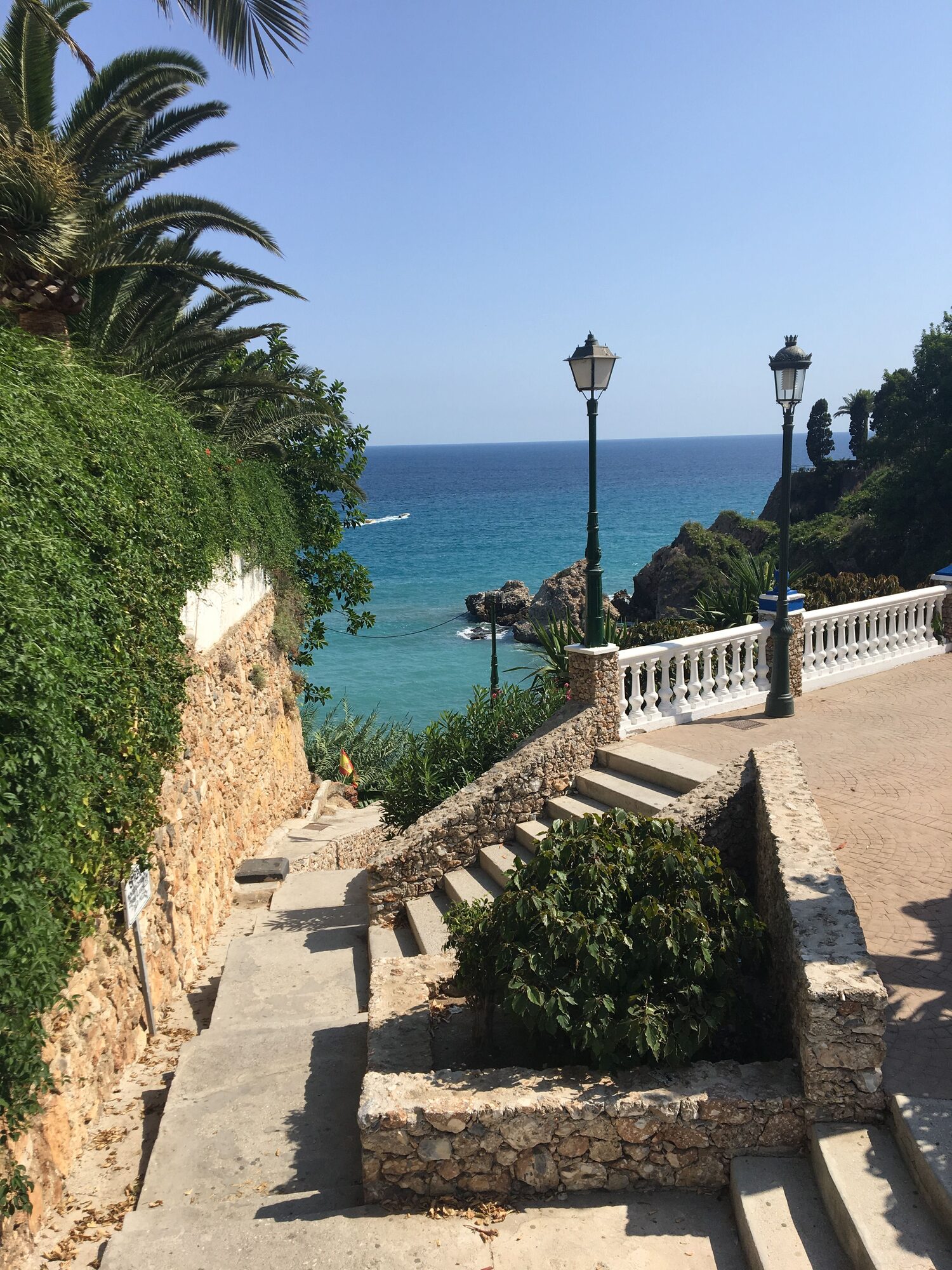 Escalera de bajada a la playa Carabeillo junto al Mirador del Bendito