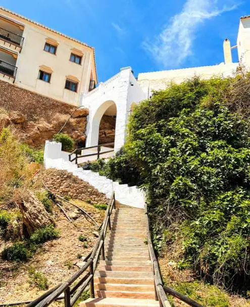 Escalinata de bajada a la playa Carabeo desde la calle Carabeo