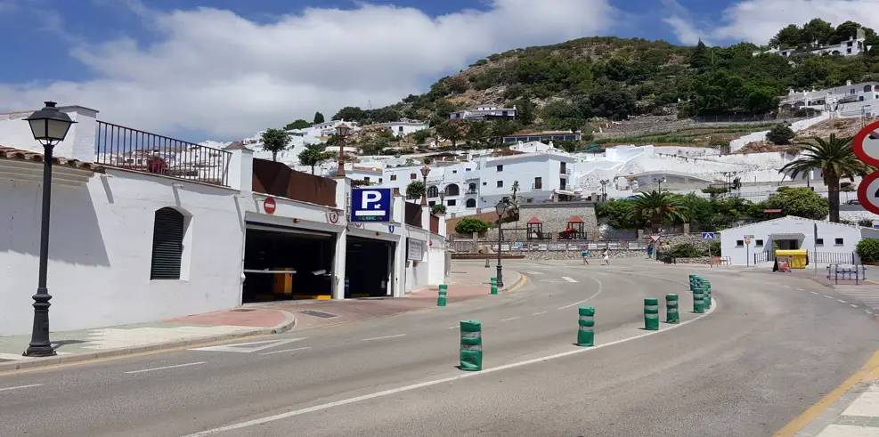 Aparcamiento a la entrada de Frigiliana
