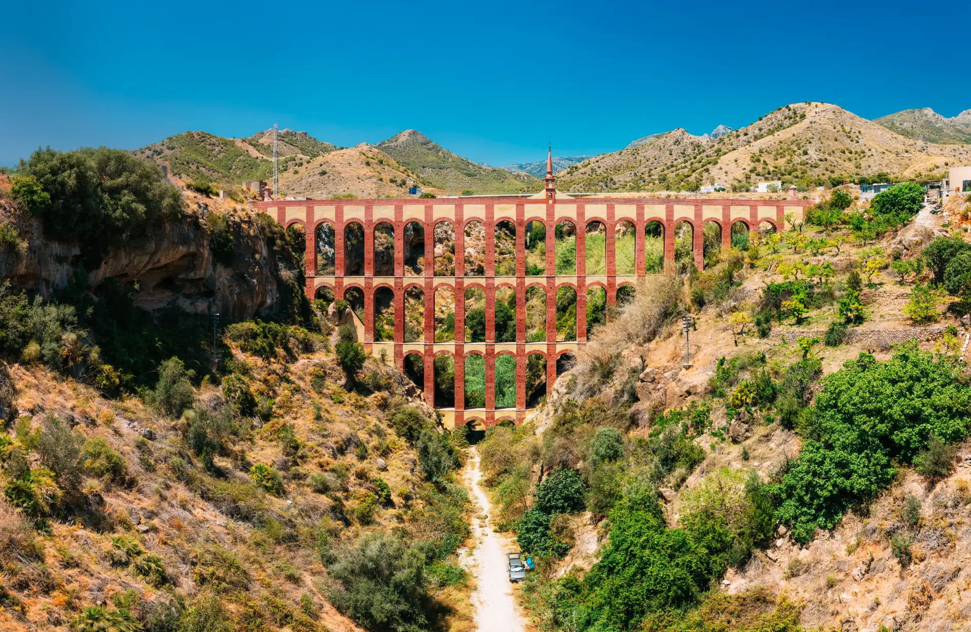 Acueducto del Águila con sus cuatro pisos de arcos