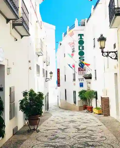 Bajada a la playa El Salón por el callejón junto a la iglesia de El Salvador